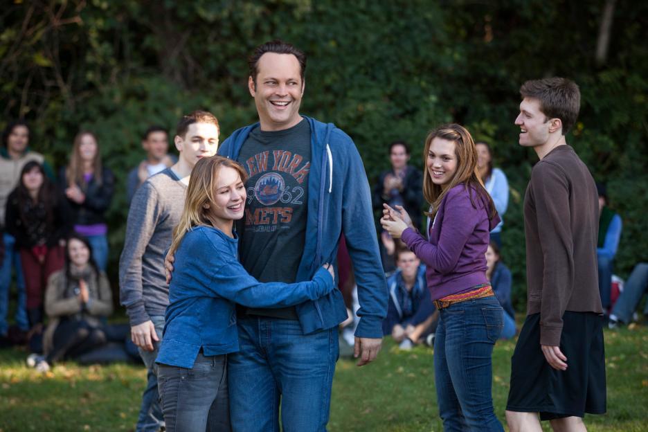 Still of Vince Vaughn and Britt Robertson in Anoniminis tetis (2013)