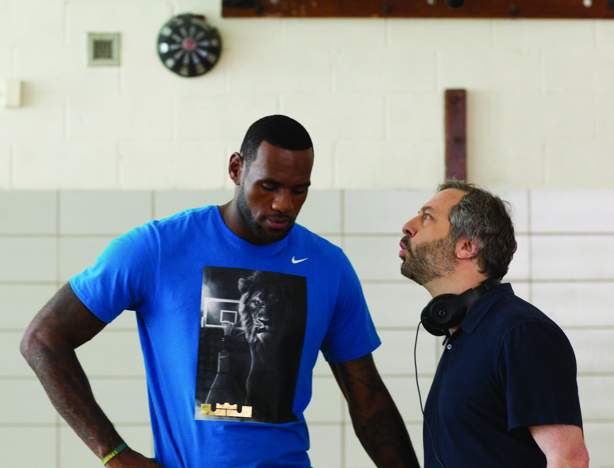 Still of Judd Apatow and LeBron James in Be stabdziu (2015)