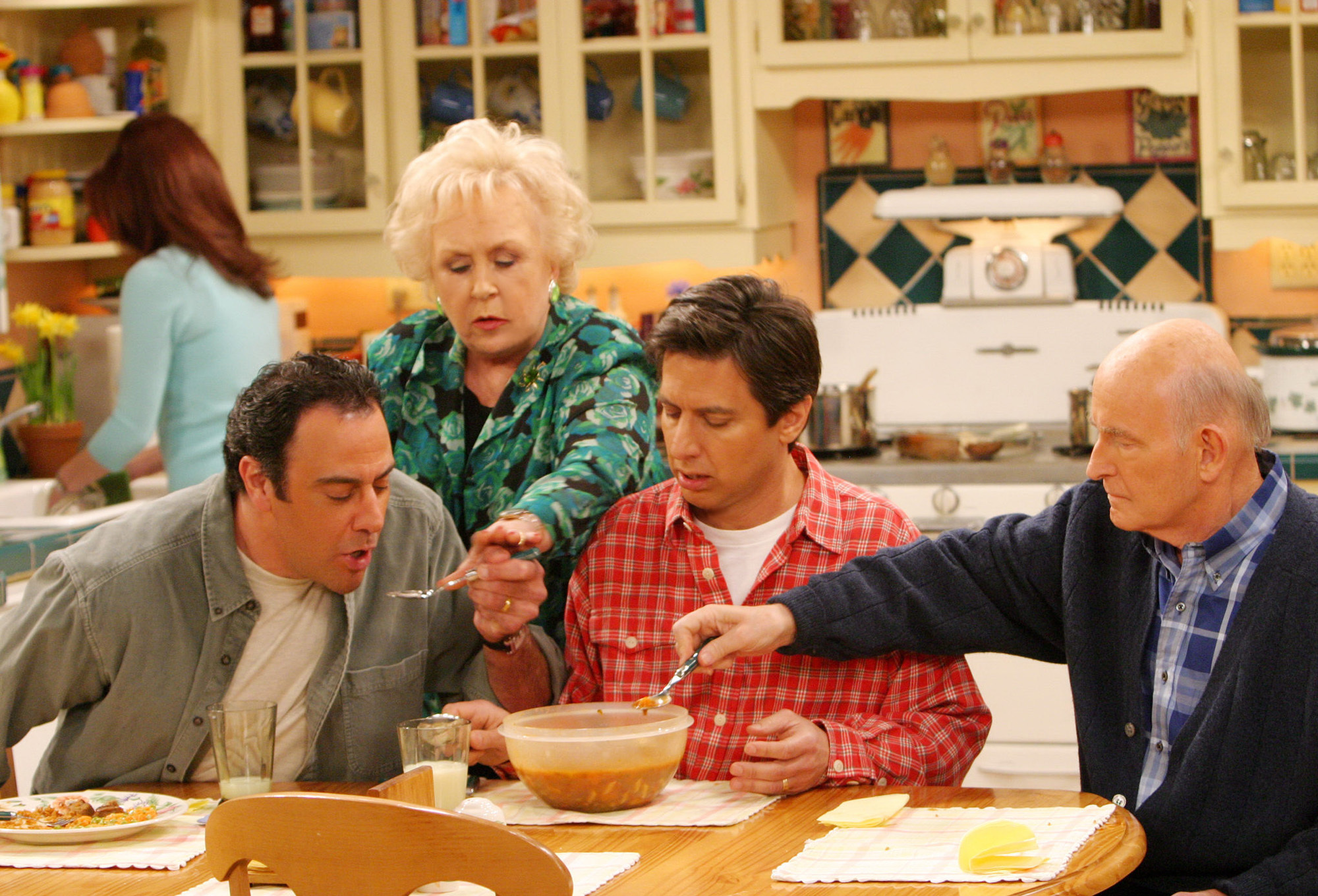 Still of Peter Boyle, Brad Garrett, Patricia Heaton, Doris Roberts and Ray Romano in Everybody Loves Raymond (1996)