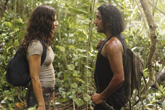 Still of Naveen Andrews and Evangeline Lilly in Dinge (2004)