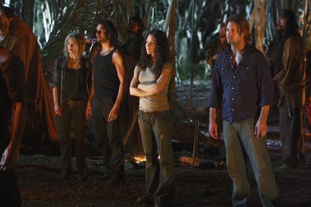 Still of Naveen Andrews, Emilie de Ravin, Josh Holloway and Evangeline Lilly in Dinge (2004)