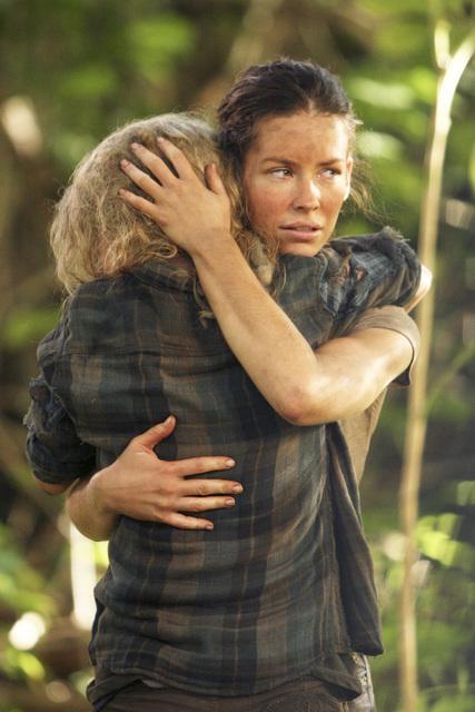 Still of Emilie de Ravin and Evangeline Lilly in Dinge (2004)