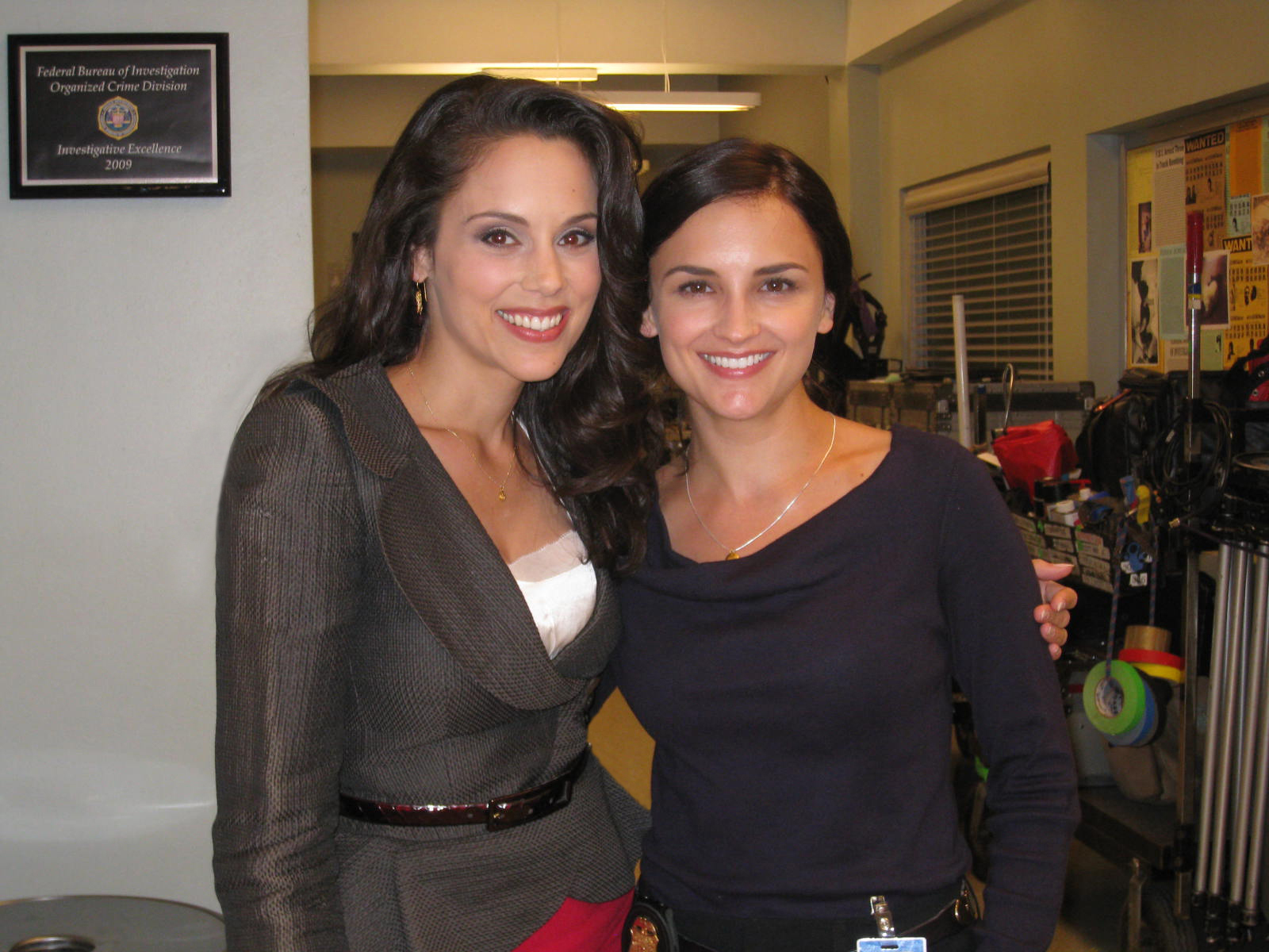 Tessa Munro and Rachael Leigh Cook on the set of 