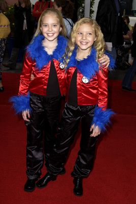 Danielle Chuchran and Brittany Oaks at event of Dr. Seuss' The Cat in the Hat (2003)