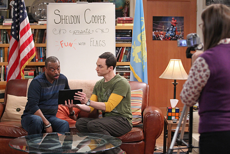 Still of LeVar Burton, Mayim Bialik and Jim Parsons in Didziojo sprogimo teorija (2007)