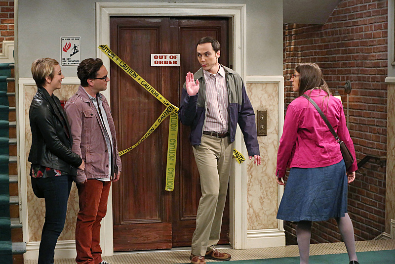 Still of Mayim Bialik, Kaley Cuoco, Johnny Galecki and Jim Parsons in Didziojo sprogimo teorija (2007)