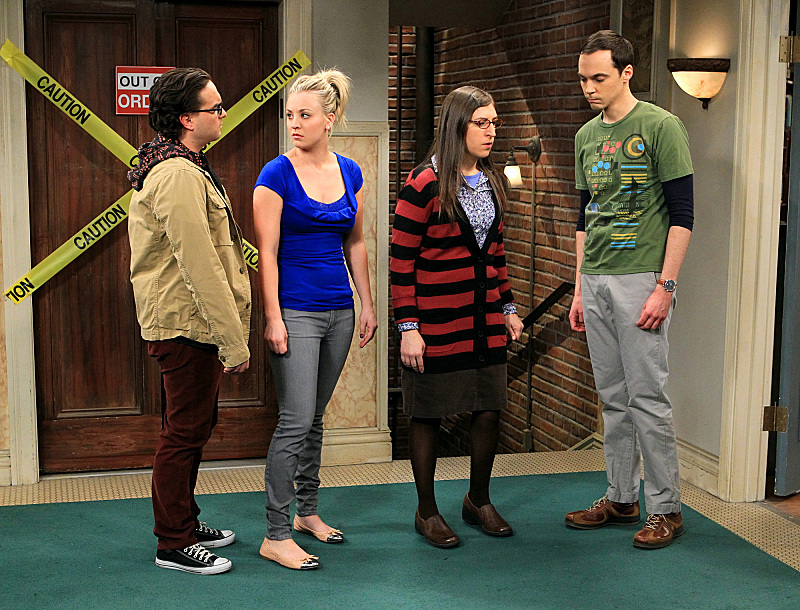 Still of Mayim Bialik, Kaley Cuoco, Johnny Galecki and Jim Parsons in Didziojo sprogimo teorija (2007)