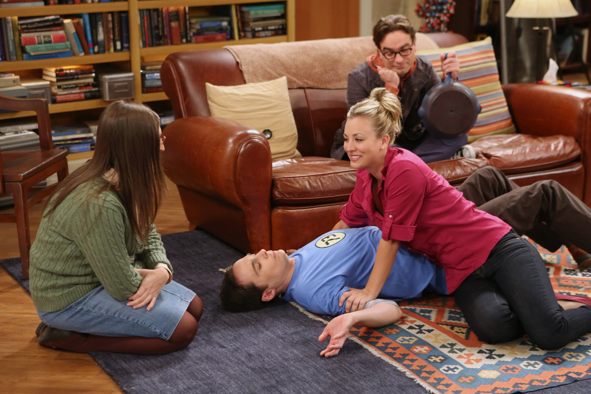 Still of Mayim Bialik, Kaley Cuoco, Johnny Galecki and Jim Parsons in Didziojo sprogimo teorija (2007)