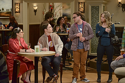 Still of Mayim Bialik, Kaley Cuoco, Johnny Galecki and Jim Parsons in Didziojo sprogimo teorija (2007)