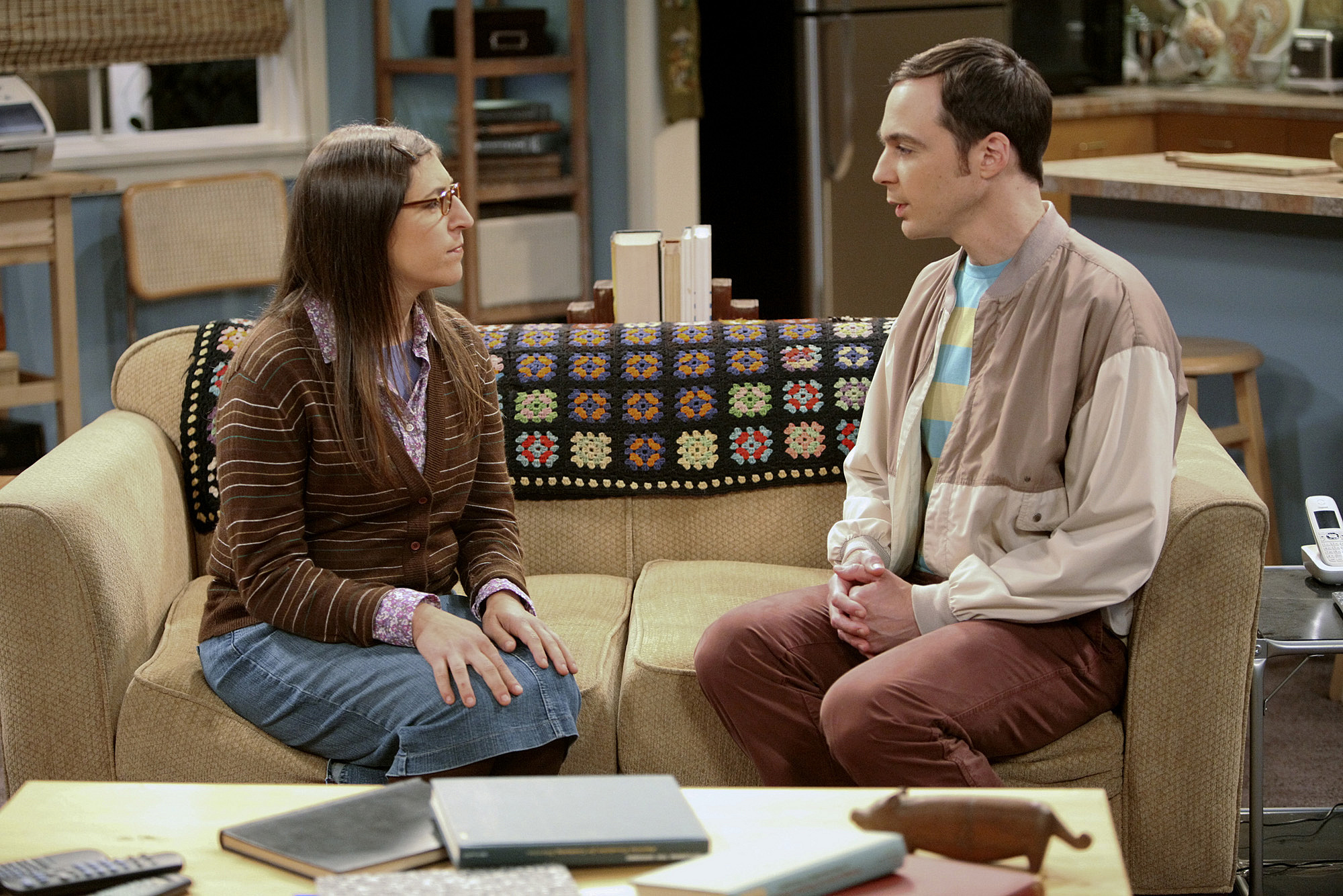 Still of Mayim Bialik and Jim Parsons in Didziojo sprogimo teorija (2007)