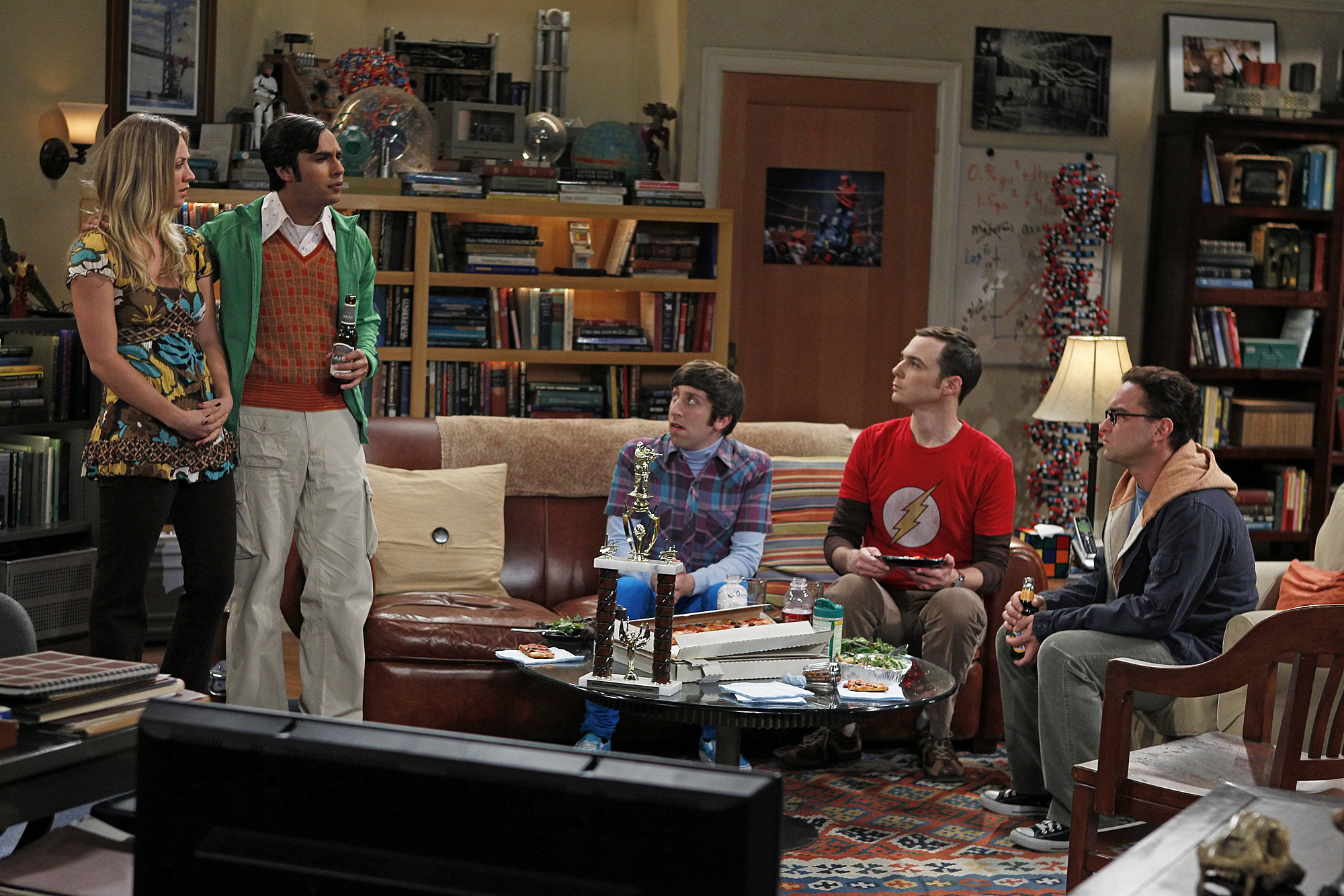 Still of Kaley Cuoco, Johnny Galecki, Simon Helberg, Jim Parsons and Kunal Nayyar in Didziojo sprogimo teorija (2007)