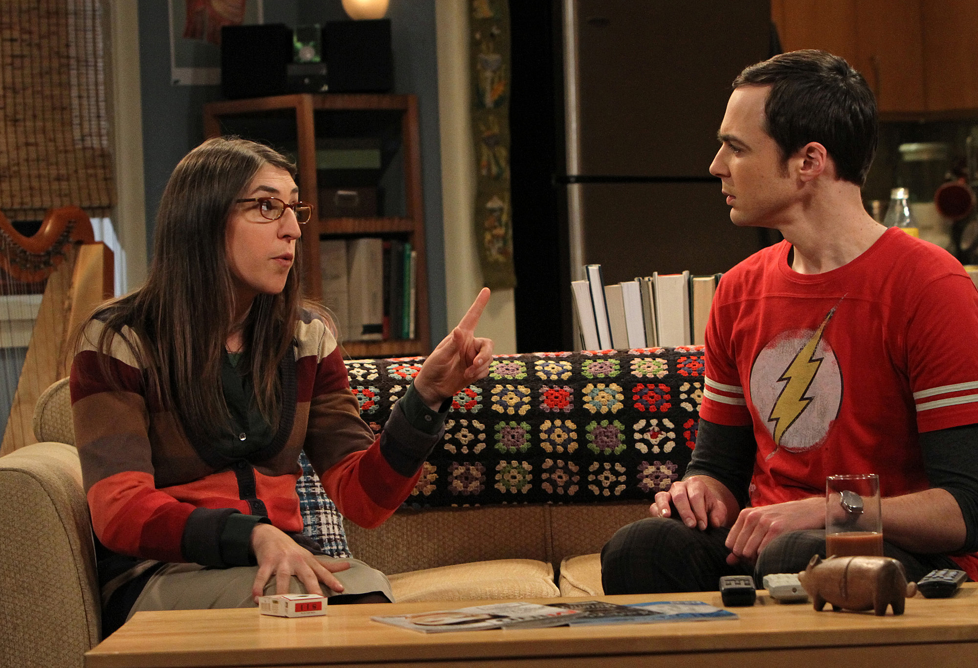 Still of Mayim Bialik and Jim Parsons in Didziojo sprogimo teorija (2007)