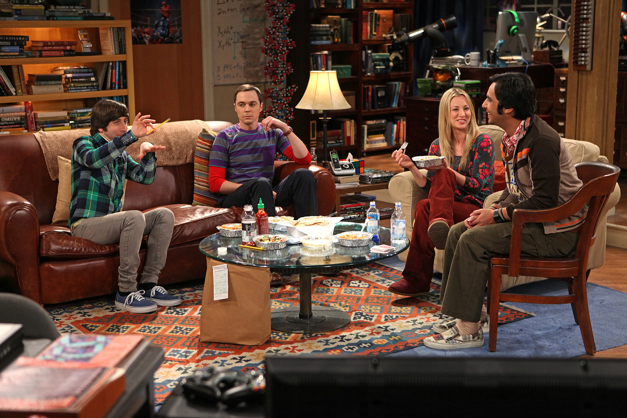 Still of Kaley Cuoco, Simon Helberg, Jim Parsons and Kunal Nayyar in Didziojo sprogimo teorija (2007)