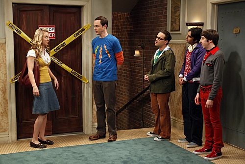 Still of Kaley Cuoco, Johnny Galecki, Simon Helberg, Jim Parsons and Kunal Nayyar in Didziojo sprogimo teorija (2007)