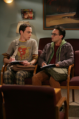 Still of Johnny Galecki and Jim Parsons in Didziojo sprogimo teorija: Pilot (2007)