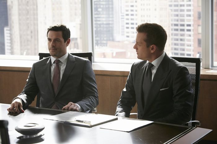 Brendan Hines as Logan Sanders and Gabriel Macht as Harvey Specter in 