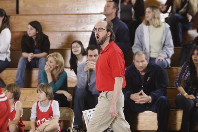 Still of Ty Burrell and Eric Lange in Moderni seima (2009)