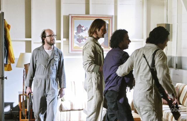 Still of Naveen Andrews, Daniel Dae Kim, Josh Holloway and Eric Lange in Dinge (2004)