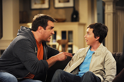Still of Ryan Malgarini and Rob Riggle in Gary Unmarried (2008)