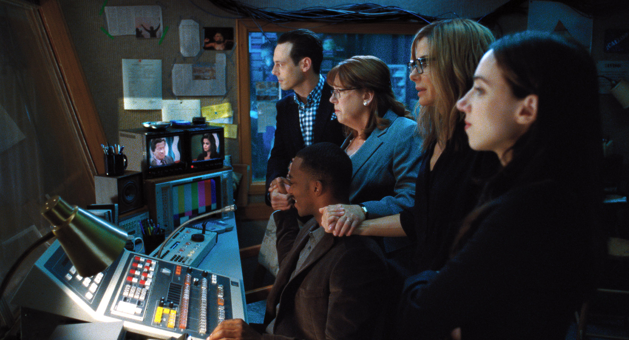 Still of Sandra Bullock, Ann Dowd, Scoot McNairy, Anthony Mackie and Zoe Kazan in Our Brand Is Crisis (2015)