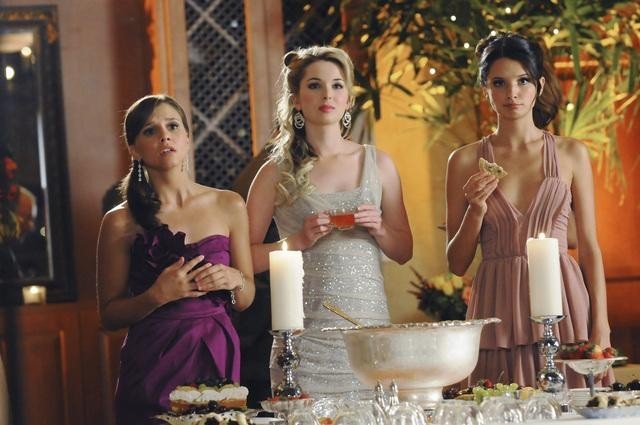 Still of Kirsten Prout, Alexandra Chando and Alice Greczyn in The Lying Game (2011)
