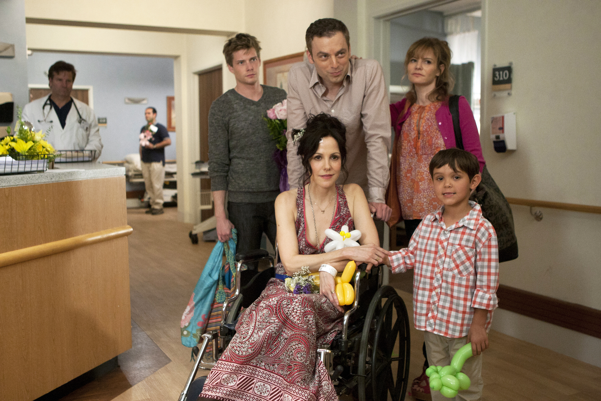 Still of Jennifer Jason Leigh, Mary-Louise Parker, Justin Kirk, Ethan Kent, Hunter Parrish and Gavin Kent in Weeds (2005)