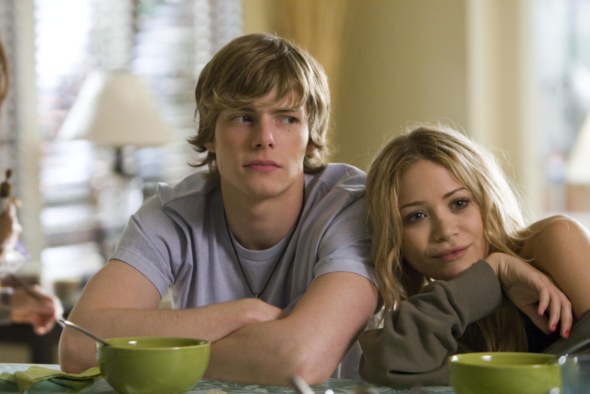 Still of Mary-Kate Olsen and Hunter Parrish in Weeds (2005)