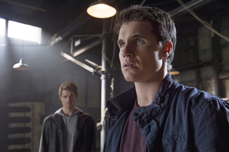 Still of Luke Mitchell and Robbie Amell in The Tomorrow People (2013)