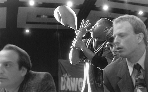 Still of David Paymer, Kirk Baily and Kadeem Hardison in The Sixth Man (1997)