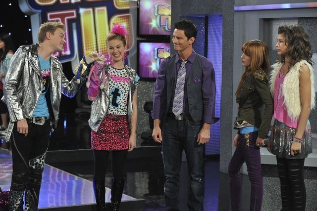 Still of R. Brandon Johnson, Bella Thorne, Kenton Duty, Caroline Sunshine and Zendaya in Shake It Up! (2010)