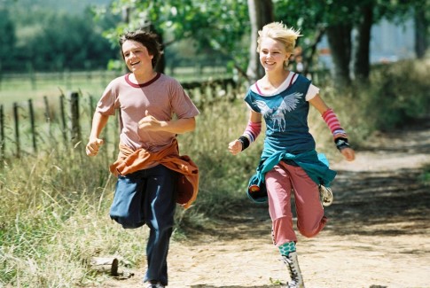 Still of Josh Hutcherson and AnnaSophia Robb in Bridge to Terabithia (2007)