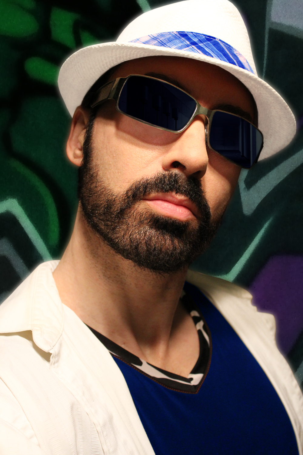 Who says we can't wear white after Labor Day? I've never been 1 to follow conventions. #DarkGlasses #Star #Graffiti #Beard #Fantasy #MoonDazeTV #LifeIsGood