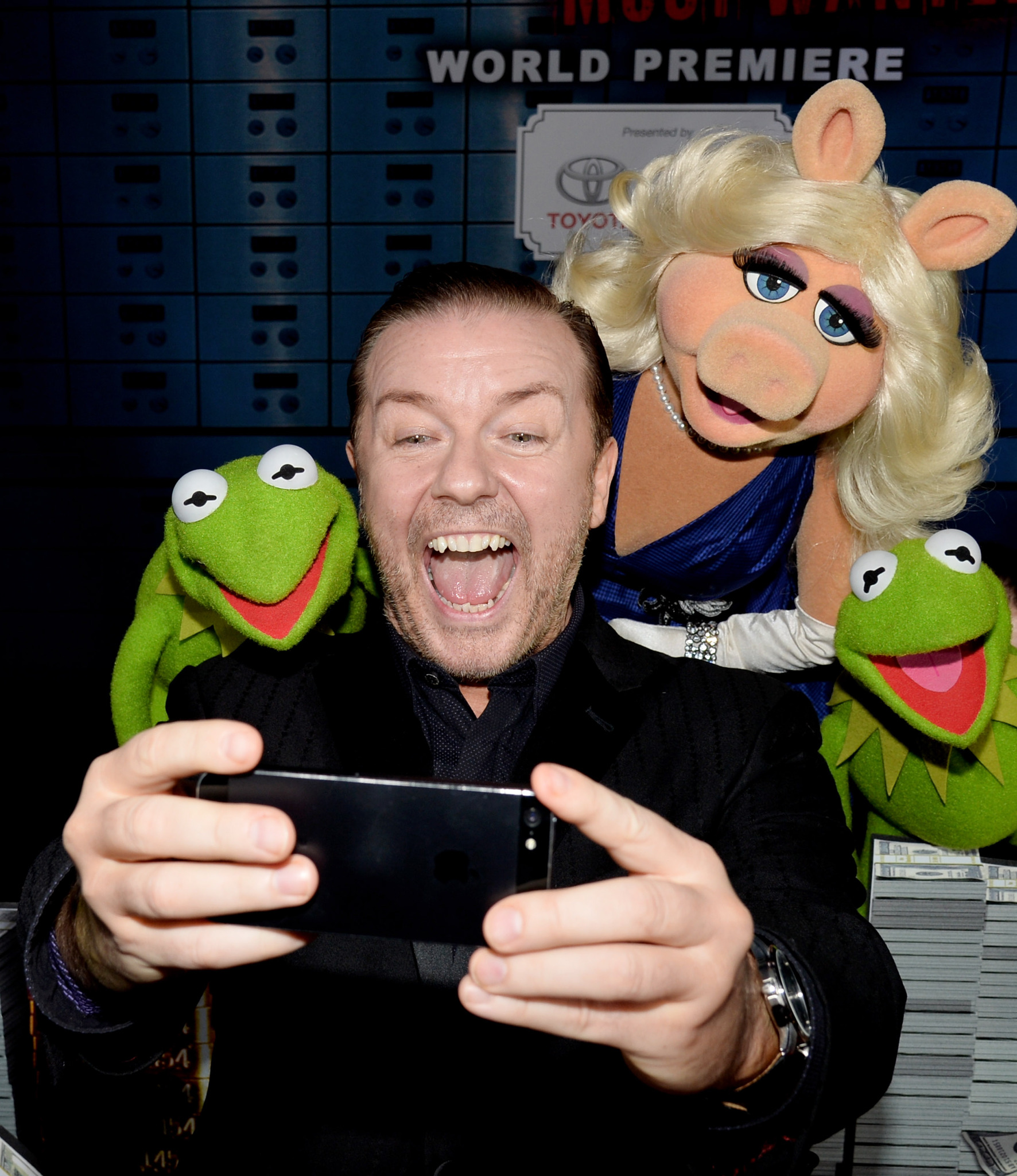 Ricky Gervais, Kermit the Frog and Miss Piggy at event of Muppets Most Wanted (2014)