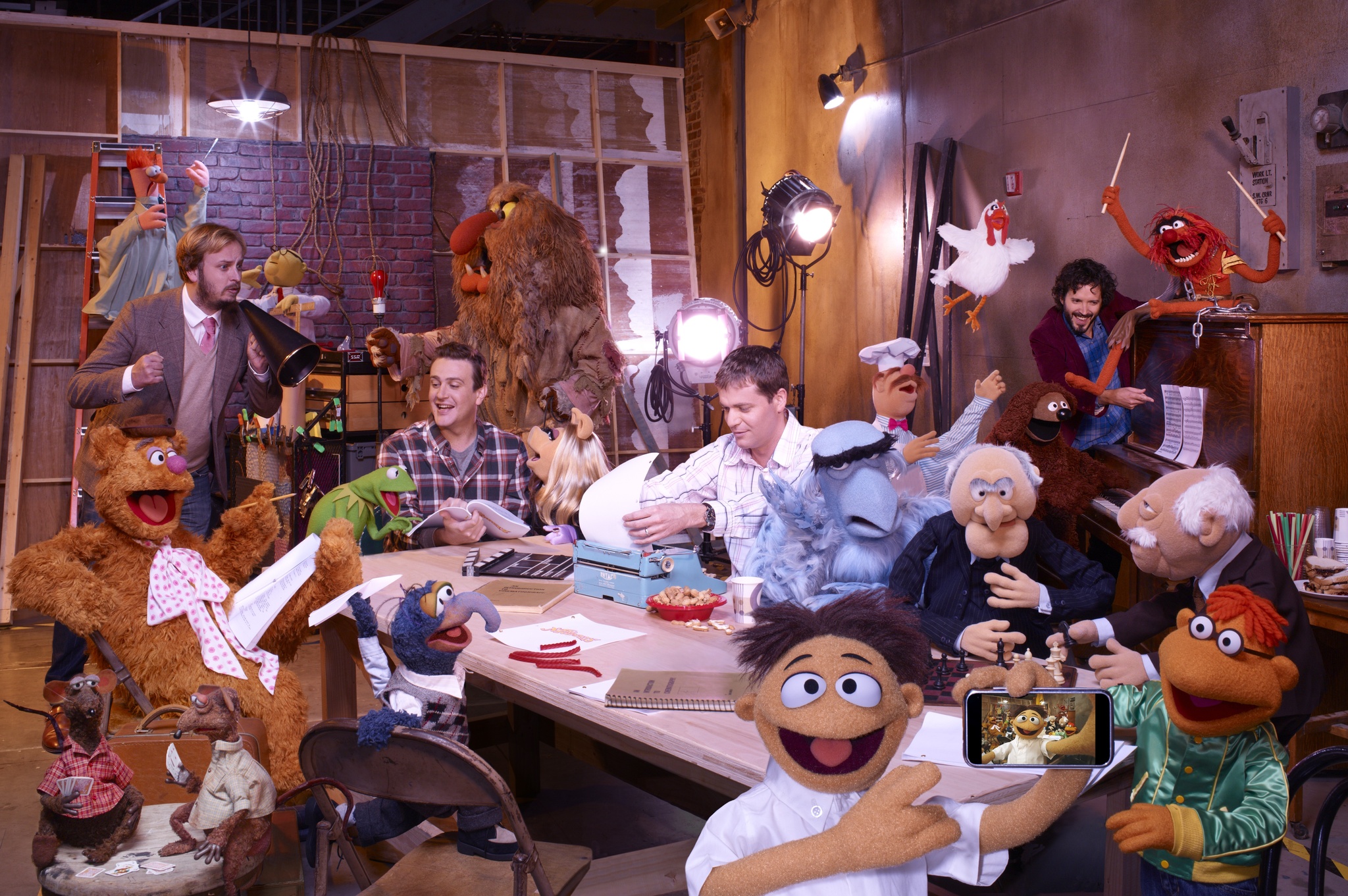 Still of James Bobin, Jason Segel, Bret McKenzie and Miss Piggy in Mapetai (2011)