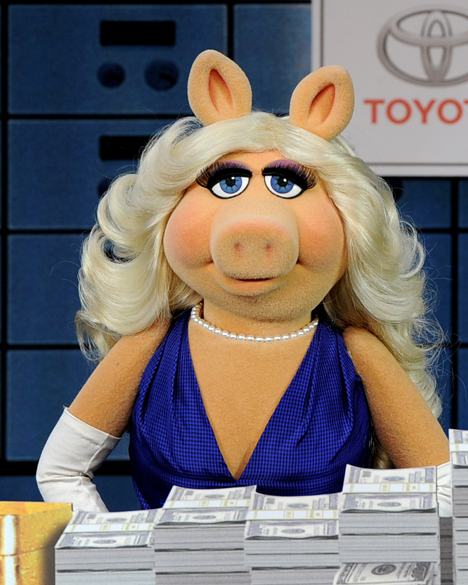 Miss Piggy at event of Muppets Most Wanted (2014)