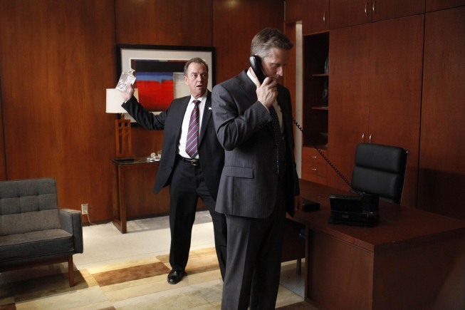 Still of Reed Diamond and Gregory Itzin in 24: Day 8: 2:00 p.m.-3:00 p.m. (2010)