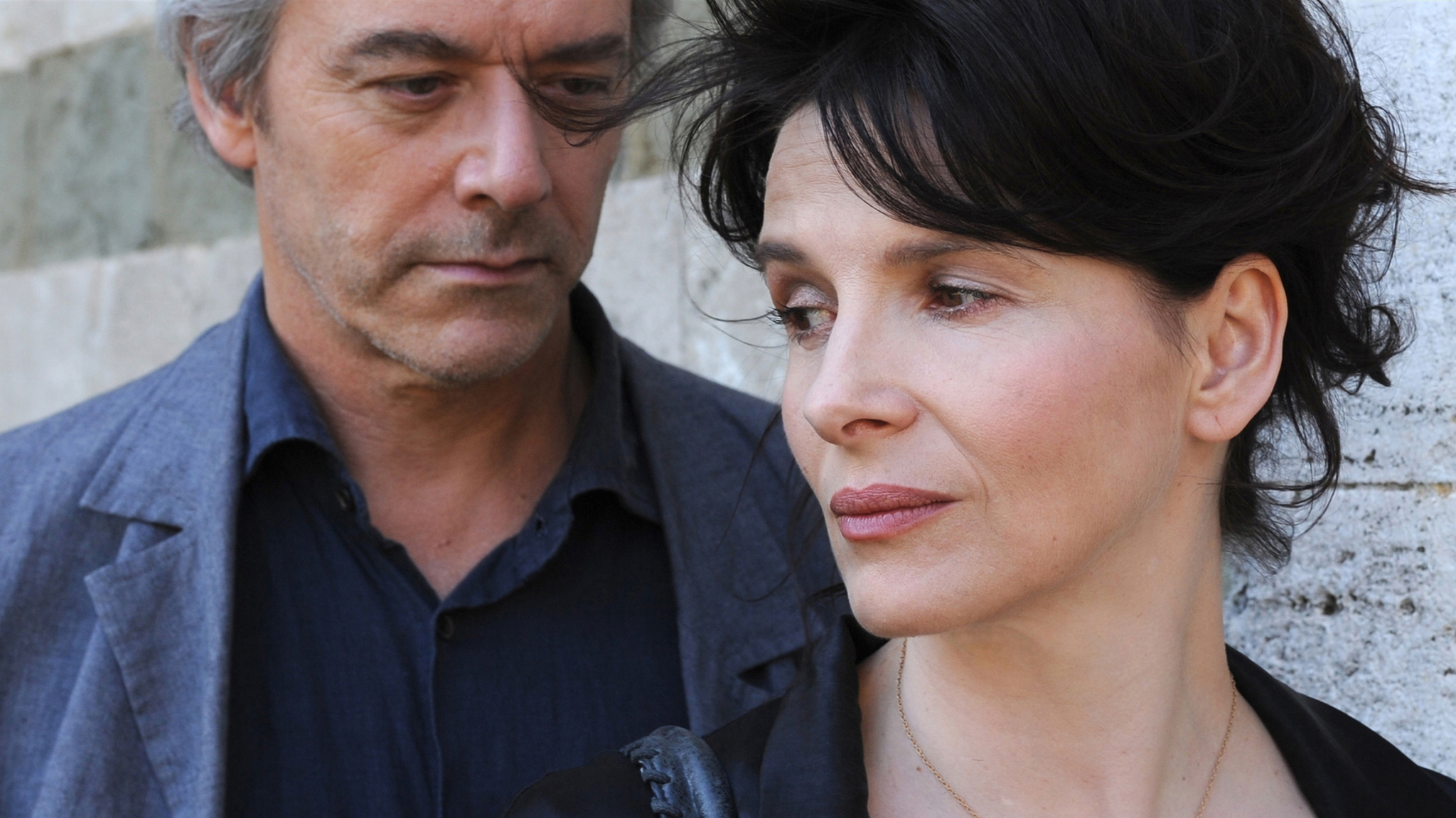 Still of Juliette Binoche and William Shimell in Copie conforme (2010)