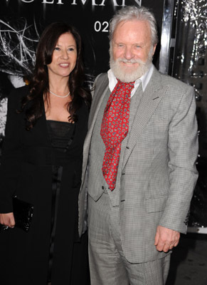 Anthony Hopkins and Stella Arroyave at event of Vilkolakis (2010)