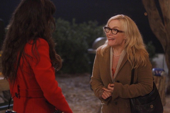 Still of Rachael Harris and Zooey Deschanel in New Girl (2011)