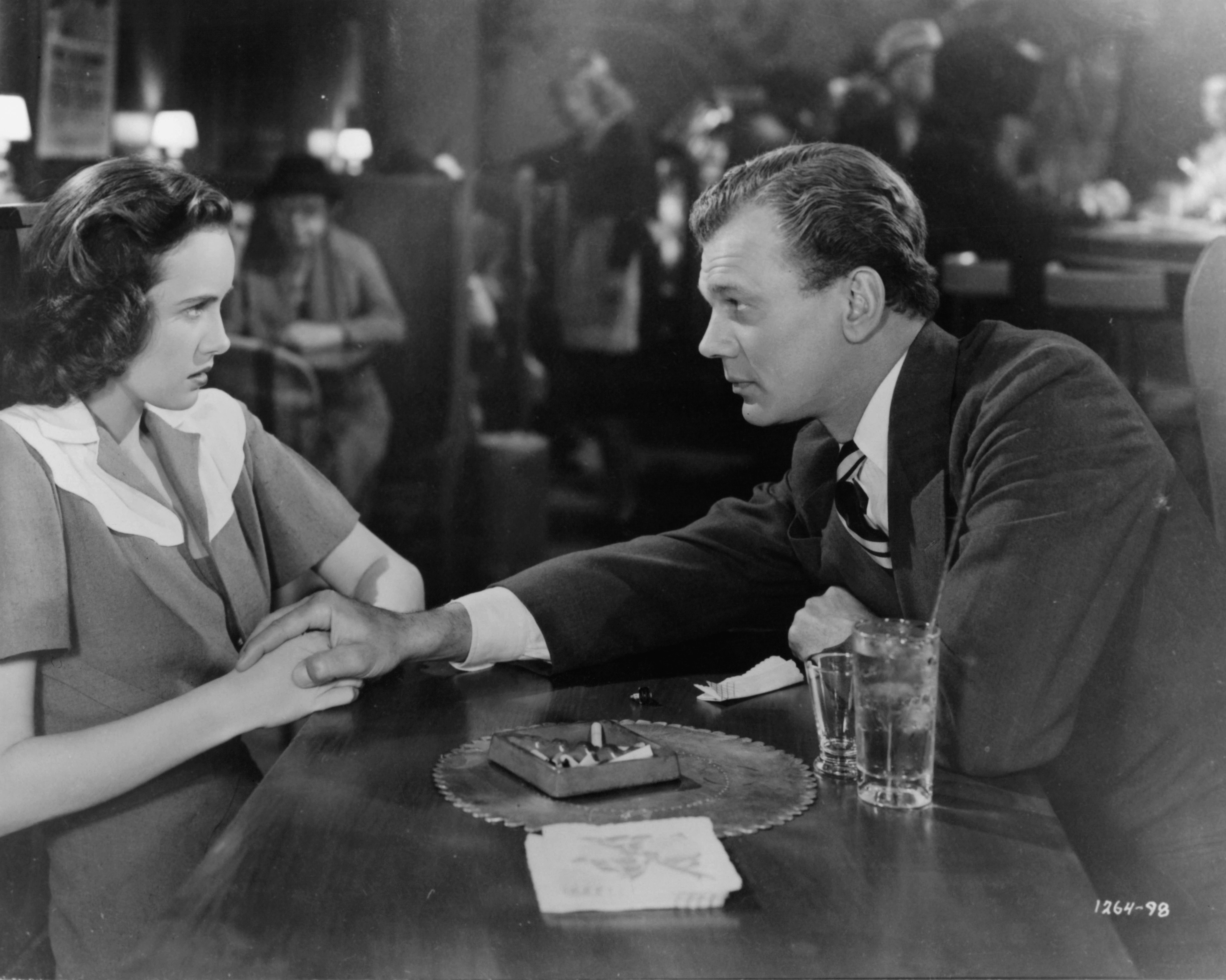 Still of Joseph Cotten and Teresa Wright in Shadow of a Doubt (1943)