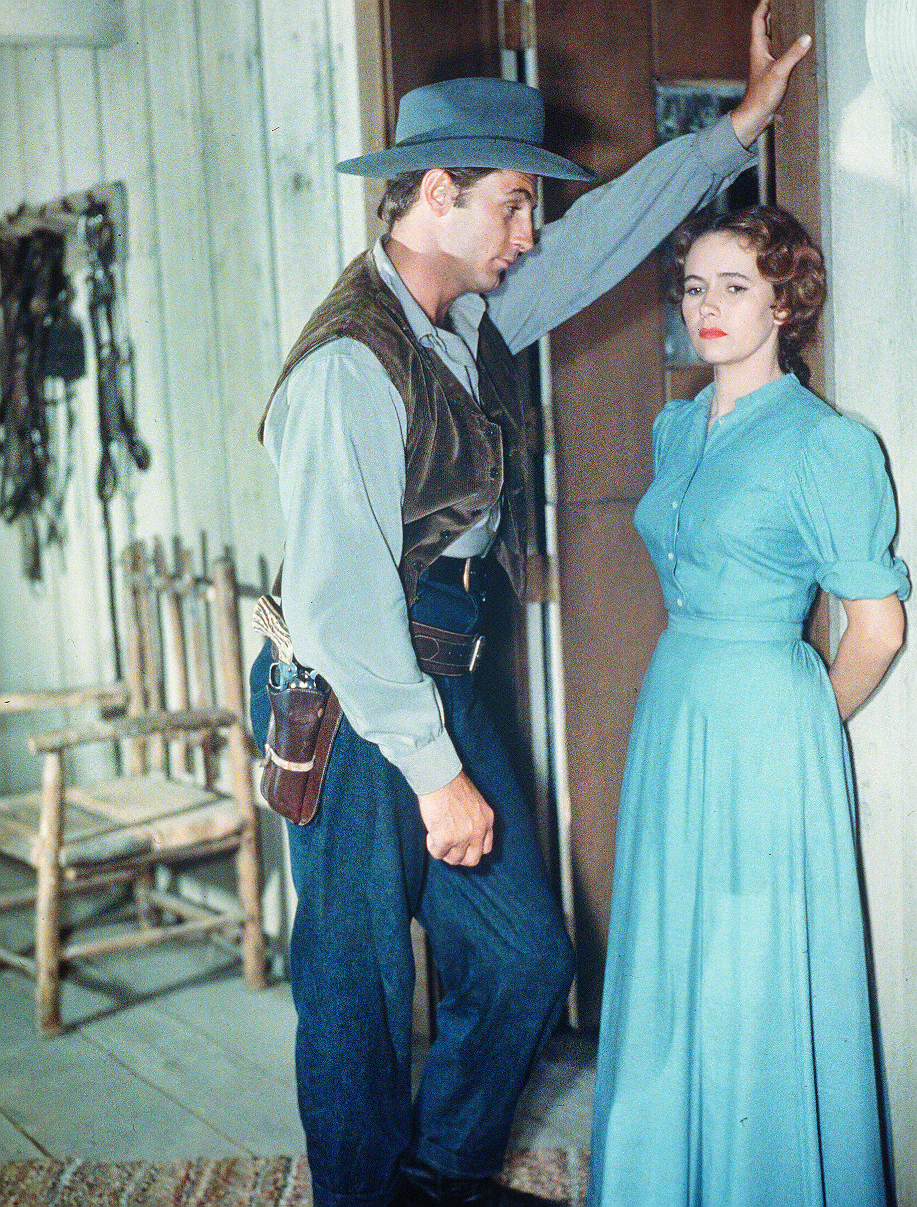 Still of Robert Mitchum and Teresa Wright in Pursued (1947)