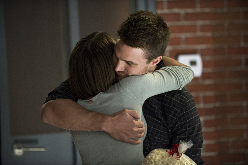 Still of Willa Holland and Stephen Amell in Strele (2012)