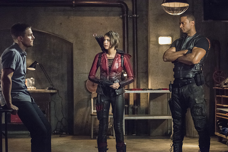 Still of David Ramsey, Willa Holland and Stephen Amell in Strele (2012)