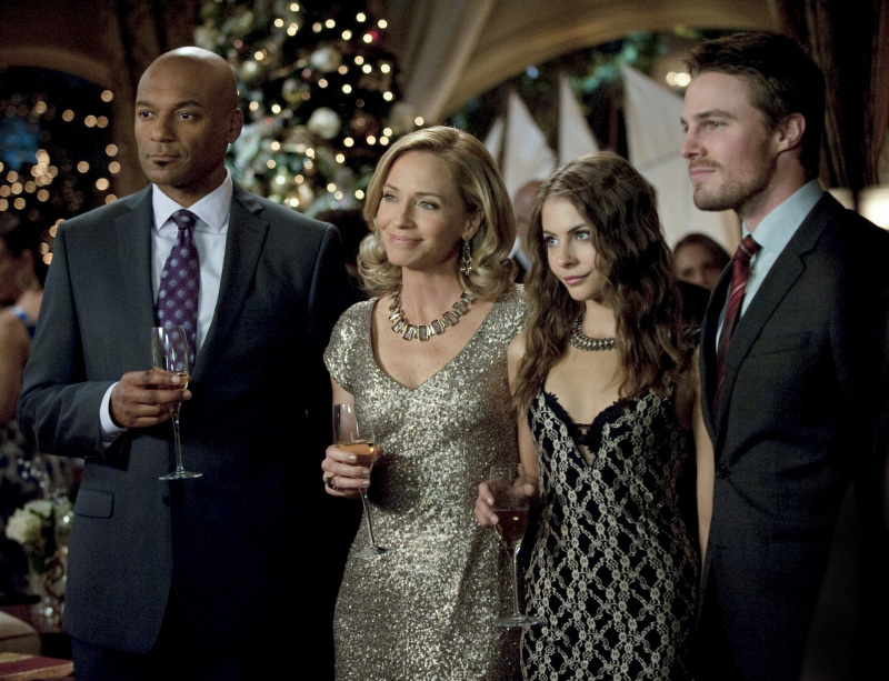 Still of Colin Salmon, Susanna Thompson, Willa Holland and Stephen Amell in Strele (2012)