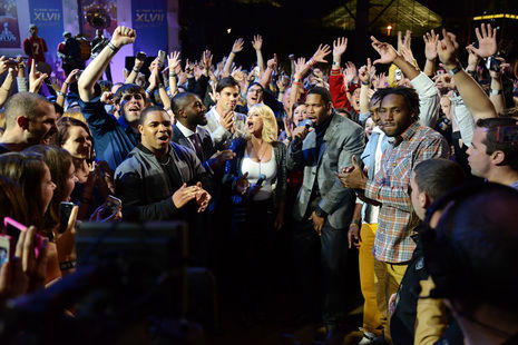 Carrie Keagan and Michael Strahan hosting VH1's Best Superbowl Concert Ever 2013