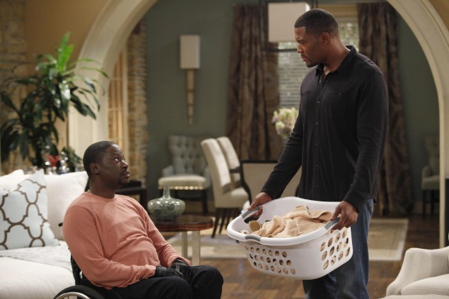 Still of Daryl Mitchell and Michael Strahan in Brothers (2009)