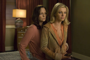 Still of Lesley Ann Warren and Nichole Hiltz in In Plain Sight (2008)