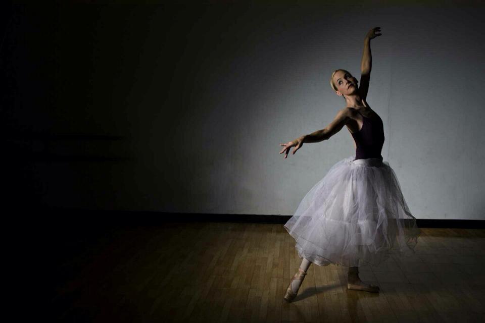 Lynne Jacobellis - Ballet en Pointe (Arabesque a terre.)