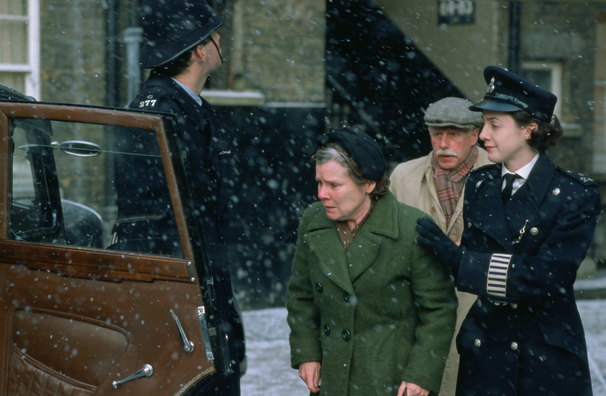 Still of Imelda Staunton, Helen Coker and Philip Davis in Vera Drake (2004)