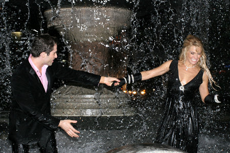 Michael Lucas and Savanna Samson in City Hall Park Fountain